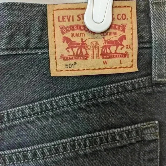 LEVI'S 501 women black short In great used condition Size tag has  been Cut - Picture 7 of 12